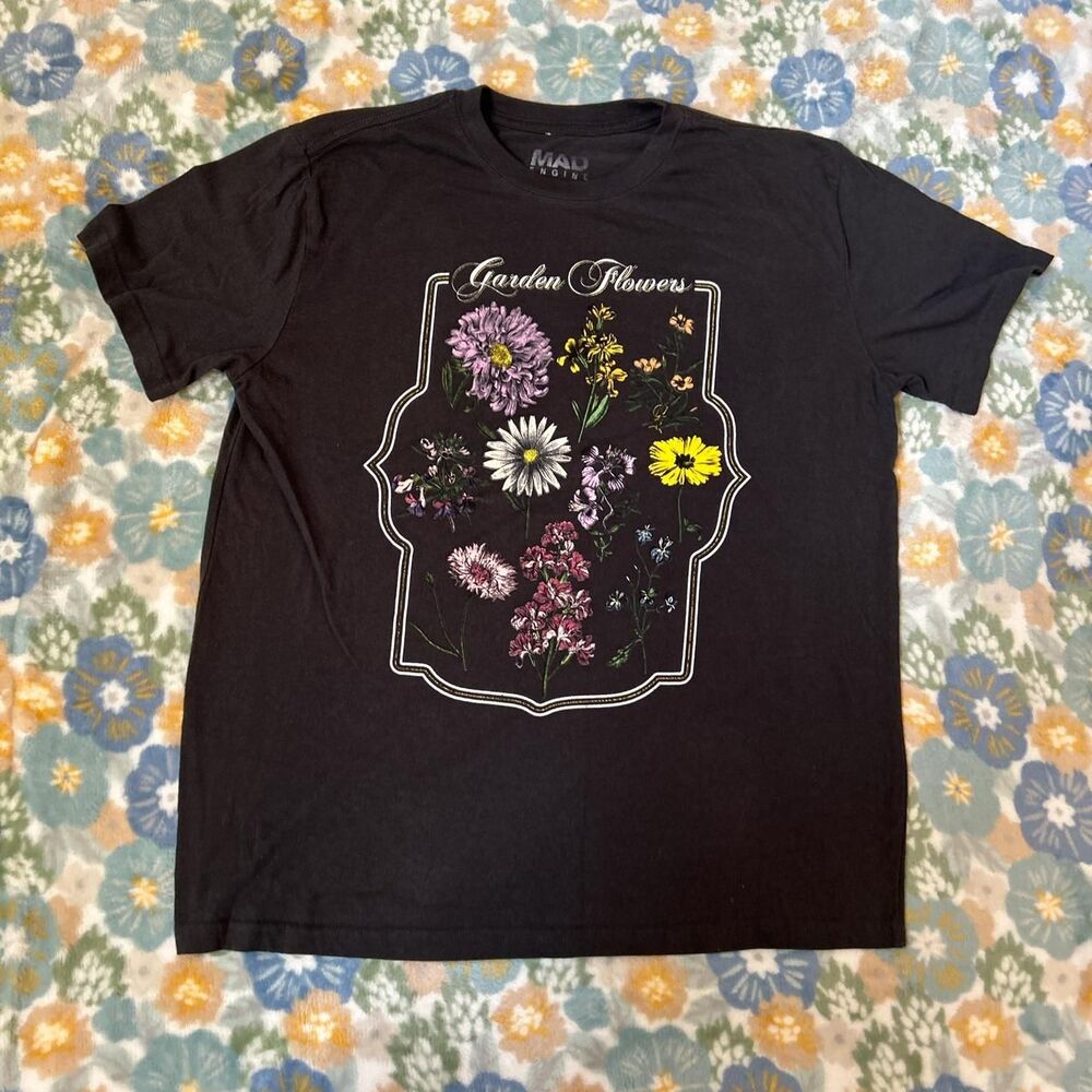 Mad Engine Black garden flowers cotton tshirt women's medium